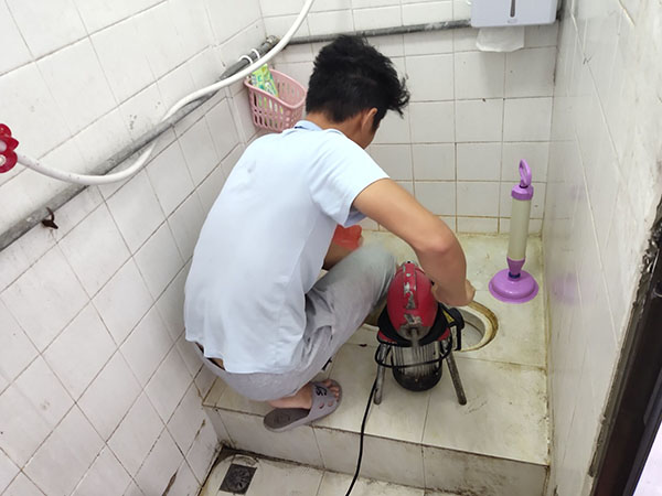托克逊管道堵塞冒臭气 专业师傅现场解决问题