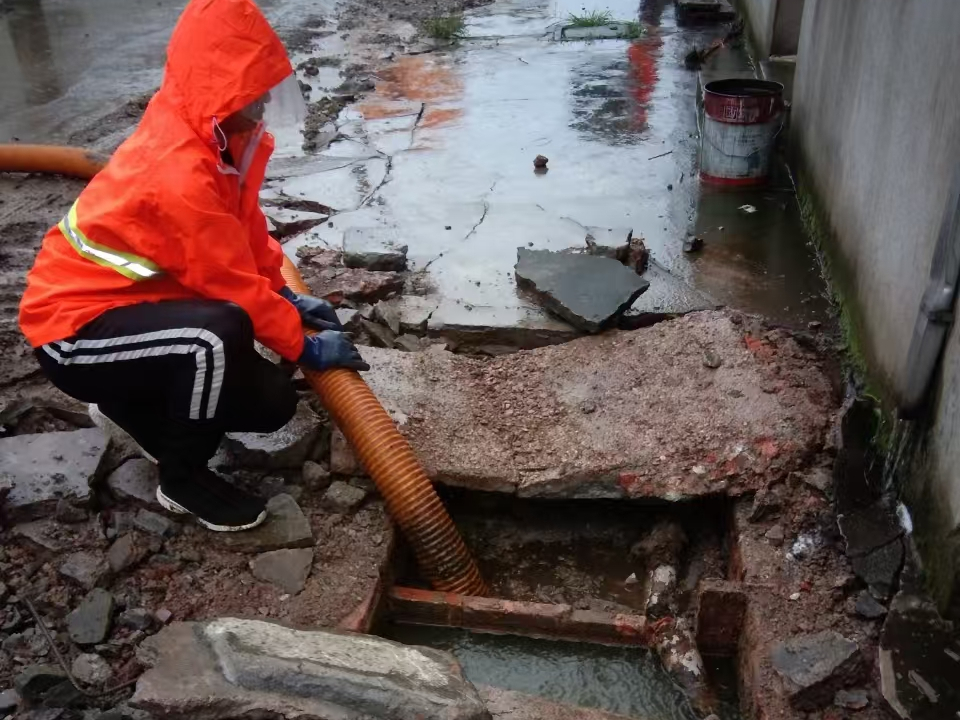 托克逊专业清理污水池 炜誉市政以规范流程守护城市 “肠道”